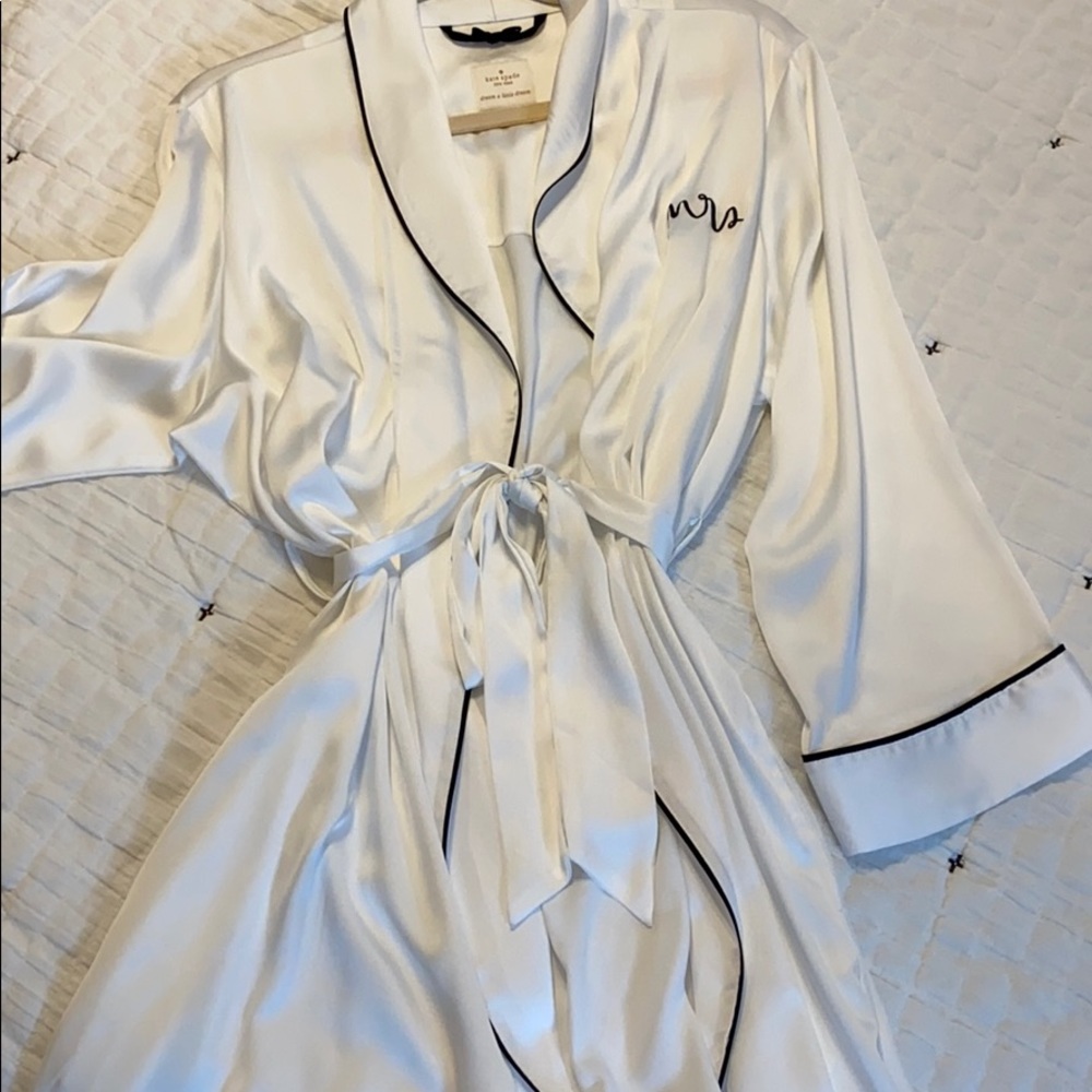 “Mrs” robe. - Picture 3 of 3